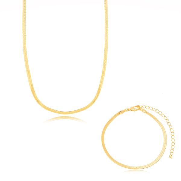 Conjunto Colar e Pulseira Fita Lisa. Confeccionado em Banho de Ouro Amarelo 18K. Pulseira Comprimento: 24 cm com extensor Largura: 3 mm Fecho: Lagosta