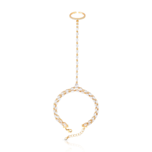Pulseira Hand Chain — anel cravejado e ajustável ligado a pulseira por uma delicada corrente cravada com zircônias cristal. Banhado em Ouro 18k e finalizado com Verniz Diamond.