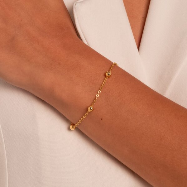 Detalhes do produto Pulseira Bolas Confeccionado em Banho de Ouro Amarelo 18K.
