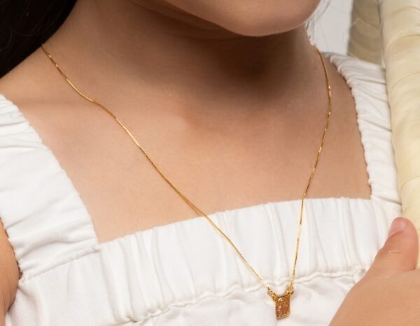 Colar Infantil Confeccionado em Banho de Ouro Amarelo 18K. Colar Comprimento:50cm com extensor Espessura: 0,5cm