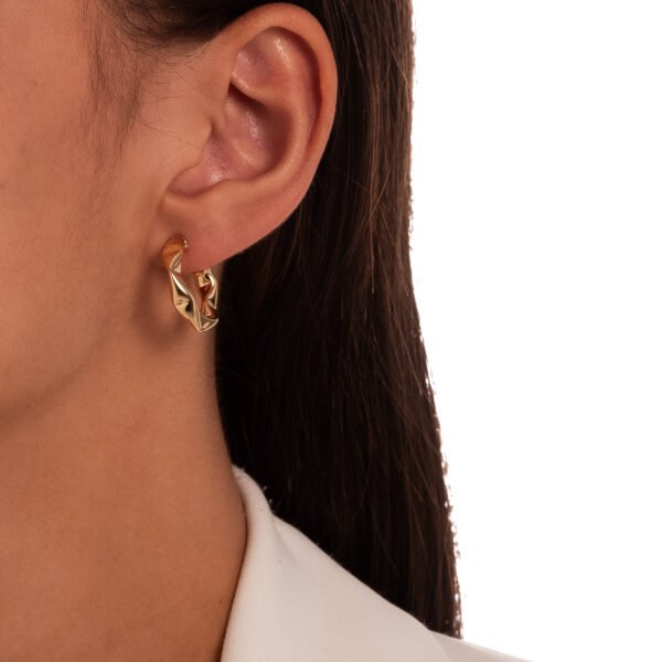 Brinco Argola Lisa Confeccionado em Banho de Ouro Amarelo 18K. Brinco Altura: 2cm Lagura: 2cm Espessura: 0,5cm Peso – 3,8