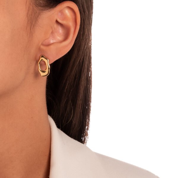 Brinco Liso Confeccionado em Banho de Ouro Amarelo 18K.