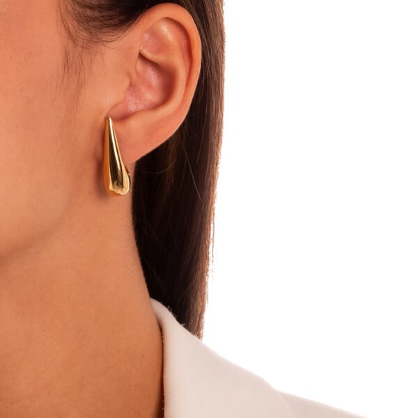 Brinco Ear Hook Liso Confeccionado em Banho de Ouro Amarelo 18K.