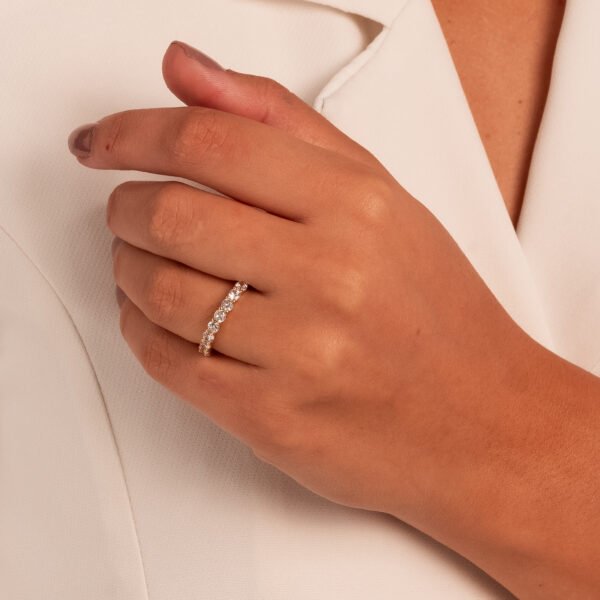 DETALHES DO PRODUTO Anel Aparador Cravejado com Zirconias no Cristal Confeccionada em Banho de Ouro 18K Anel Largura: 3mm Peso: 2,6
