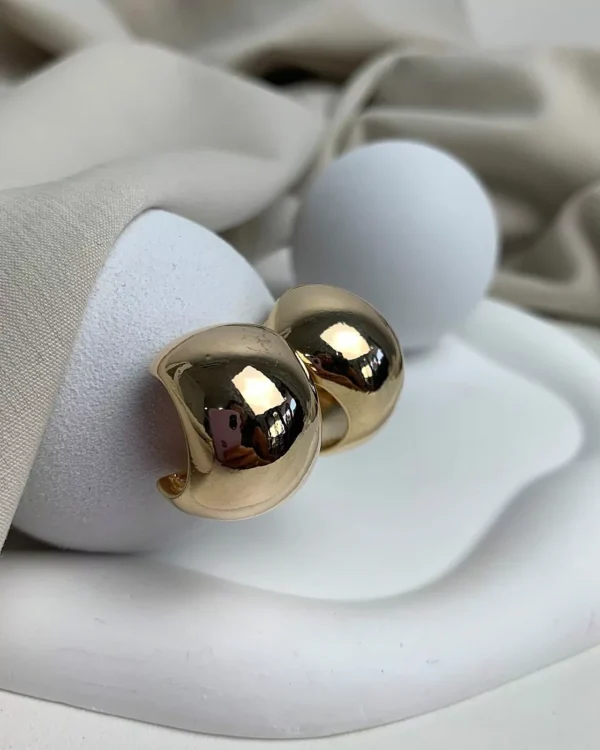 Detalhes do produto Brinco argola lisa, banhado em Ouro 18k. Brinco Altura: 2,2 cm Espessura: 0,3cm
