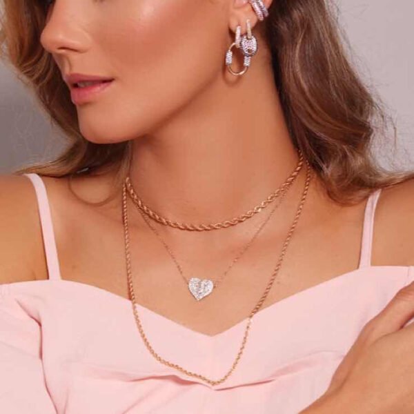 Detalhes do produto Colar Coração Cristal Confeccionado em Banho de Ouro Amarelo 18K. Colar Comprimento: 48cm com extensor Espessura Pingente – 1,5cm Largura – 0,1