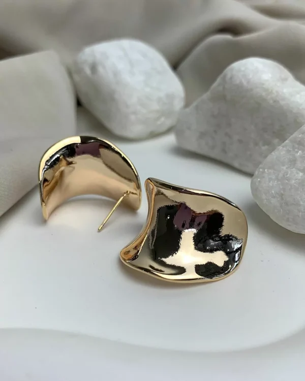 Detalhes do produto Brinco liso côncavo, banhado em Ouro 18k. Brinco Altura: 2 cm Espessura: 0,3cm