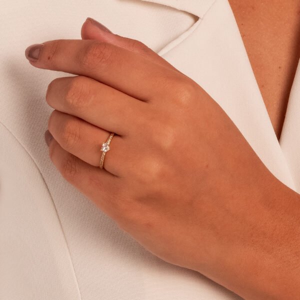 DETALHES DO PRODUTO Anel Solitário Coração Cristais Confeccionado em Banho de Ouro 18K Anel Largura: 2mm