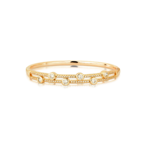Braceletes são acessórios que causam destaque em toda composição! Modelos como esse são versáteis e ficam lindíssimos quando usado sozinhos, com pulseiras, ou até mesmo com outros modelos de braceletes mais minimalista. Bracelete texturizado e liso é maravilhoso! Use em ocasiões especiais ou até mesmo em seu dia a dia e arrase na composição.