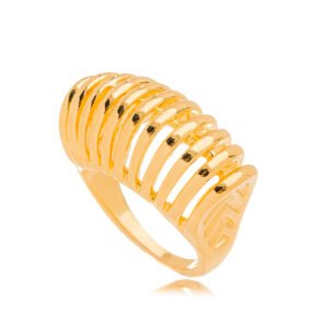 Anel Detalhado Fileiras Lisa Confeccionado em Banho de Ouro Amarelo de 18K. Anel Largura: 1,3cm Altura: 0,9