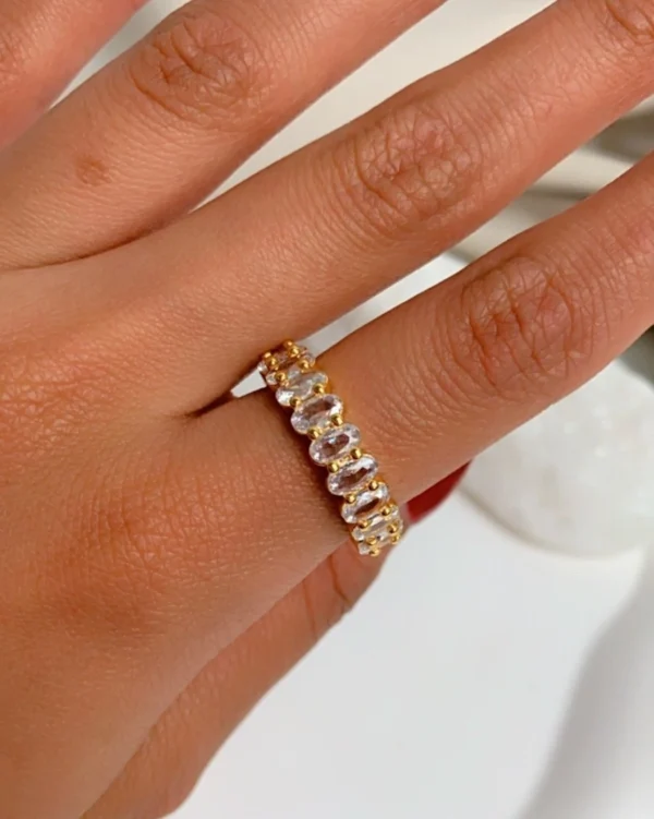 Anel Com Pedras de Zircõnias Confeccionado em Banho de Ouro Amarelo 18k. Anel Ajustável Largura: 0,5cm Largura: 0,2cm Pedra: Zircônia