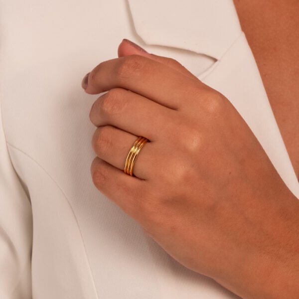 Anel Liso Confeccionado em Banho de Ouro Amarelo 18K. Anel Altura: 0,2cm Largura: 0,2cm Altura: 0,1cm