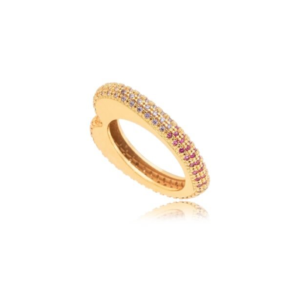 Anel Coração Cravejado com Micro Zircônia Color Confeccionado em Banho de Ouro Amarelo de 18K. Anel Largura: 0,3cm Pedra: Micro Zircônia