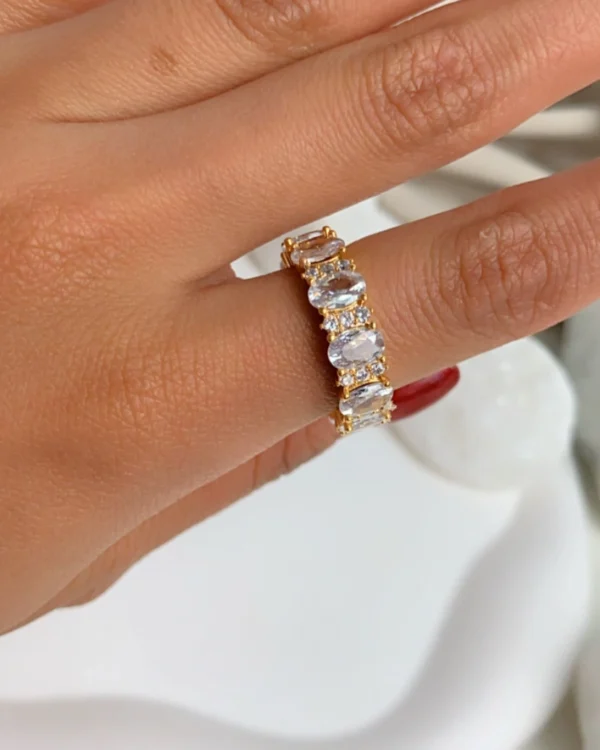 Anel Com Pedras de Zircõnias Confeccionado em Banho de Ouro Amarelo 18k. Anel Ajustável Largura: 0,6cm Largura: 0,2cm Altura: 0,1cm