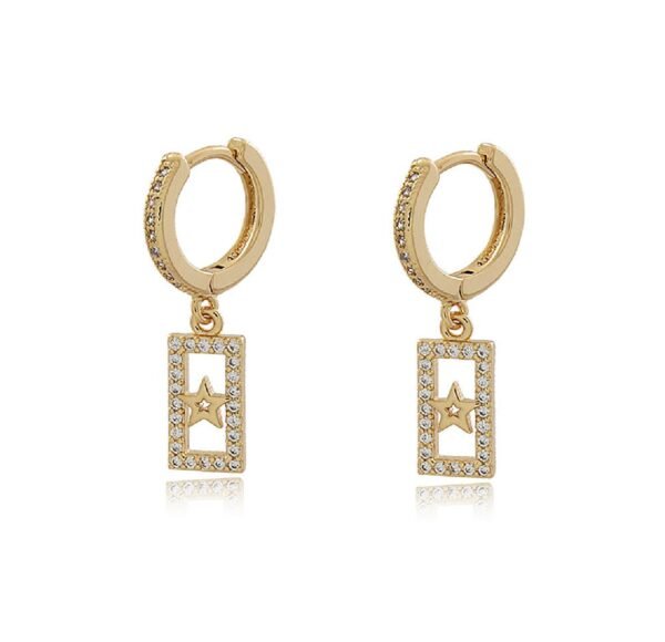 Brinco Argola Estrela confeccionado em Banho de Ouro Amarelo 18K e com cravação de microzirconias no cristal. Brinco Comprimento: 2,8cm Largura: 0,8cm