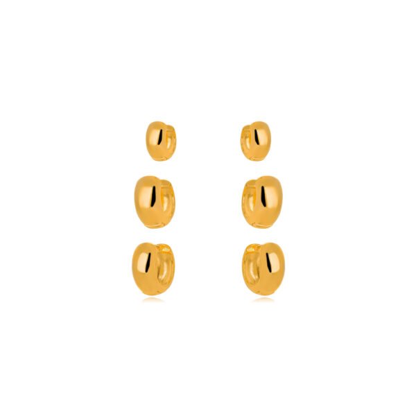Brinco Trio Argola Lisa Confeccionado em Banho de Ouro Amarelo 18K. Brinco 1 Altura: 1,1cm Espessura: 3mm Brinco 2 Altura: 1,4cm Espessura: 3mm Brinco 3 Altura: 1,5cm Espessura: 3mm