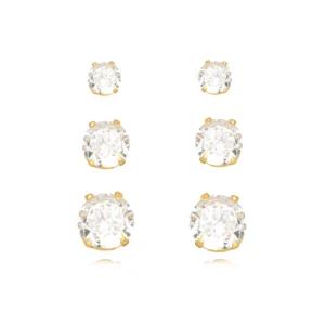 O Trio de brincos de argolinhas cravejadas folheado em ouro 18k é um conjunto elegante e versátil, perfeito para quem ama acessórios delicados e modernos. Com três tamanhos diferentes, as argolinhas permitem criar um mix de brincos harmonioso, valorizando a orelha com brilho e sofisticação.