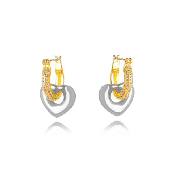 Detalhes do produto Brinco Argola Cravejada de Zircônias em Cristais em Banho de Ouro Amarelo 18K, com Pingente em formato de Coração no Banho de Ródio Branco. Brinco Altura: 2,5cm Largura: 1,5cm