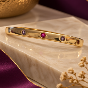 Braceletes são acessórios que causam destaque em toda composição! Modelos como esse são versáteis e ficam lindíssimos quando usado sozinhos, com pulseiras, ou até mesmo com outros modelos de braceletes mais minimalista. Bracelete texturizado e liso é maravilhoso! Use em ocasiões especiais ou até mesmo em seu dia a dia e arrase na composição.