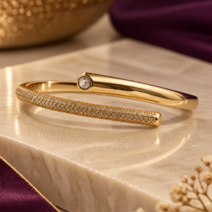 Braceletes são acessórios que causam destaque em toda composição! Modelos como esse são versáteis e ficam lindíssimos quando usado sozinhos, com pulseiras, ou até mesmo com outros modelos de braceletes mais minimalista. Bracelete texturizado e liso é maravilhoso! Use em ocasiões especiais ou até mesmo em seu dia a dia e arrase na composição.