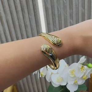 Bracelete Duas Pontas com Banho em Ouro Amarelo 18k. Bracelete Altura: 0,3cm Largura: 3cm Comprimento: 6,5cm