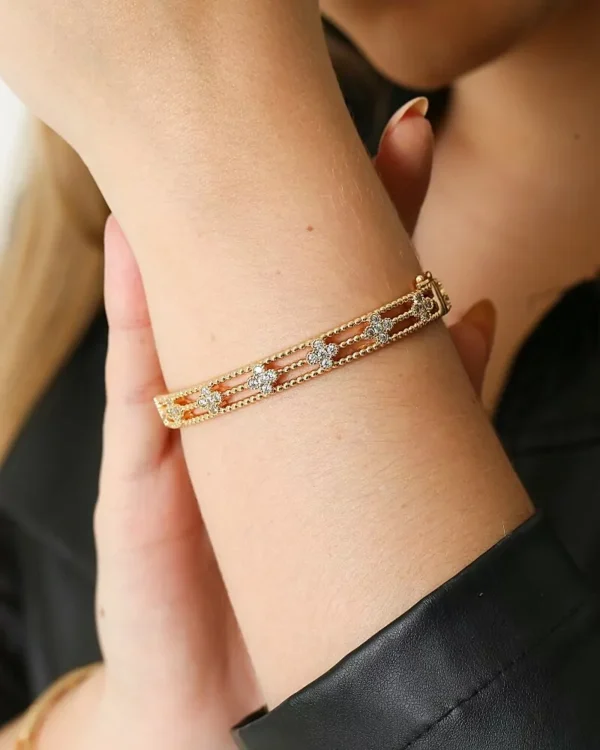Detalhes do produto Bracelete Banhado em Ouro 18k, com detalhes em Zircônias no Cristal Cravejados nos Trevos. Bracelete Comprimento: 6,5cm Espessura: 0,7cm Altura: 5,5cm Fecho: Gaveta