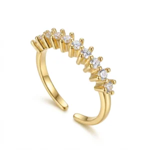 O anel aparador com zircônias possui aro fino com zircônias alinhadas na parte frontal, formando um acabamento uniforme e bem definido. O modelo foi pensado para valorizar alianças, adicionando um detalhe delicado sem pesar na composição. Com banho em ouro 18K, o anel pode ser usado junto à aliança, em composições com outros anéis ou sozinho para um visual discreto. É uma peça leve, confortável e fácil de usar no dia a dia ou em ocasiões especiais.