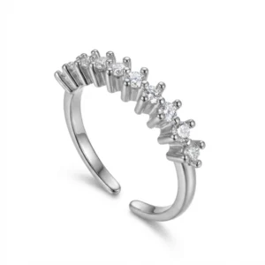 O anel aparador com zircônias possui aro fino com zircônias alinhadas na parte frontal, formando um acabamento uniforme e bem definido. O modelo foi pensado para valorizar alianças, adicionando um detalhe delicado sem pesar na composição. Com banho em Ródio Branco, o anel pode ser usado junto à aliança, em composições com outros anéis ou sozinho para um visual discreto. É uma peça leve, confortável e fácil de usar no dia a dia ou em ocasiões especiais.