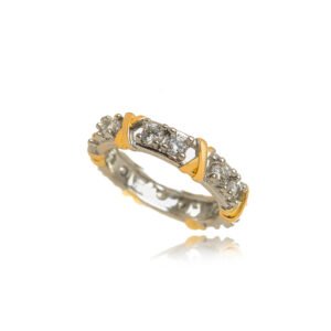 Com um design robusto e acabamento cravejado com zircônias, esta peça une a força do ródio branco à sofisticação do Ouro 18k. Perfeito para quem não abre mão de um visual autêntico e cheio de personalidade.