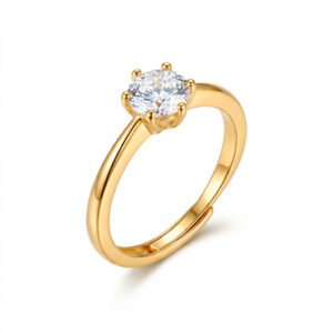 O Anel Solitário em Cristal une delicadeza e sofisticação em um design atemporal. A pedra central em destaque traz brilho intenso e protagonismo à peça. O contraste entre a pedra principal, cria um efeito elegante e harmonioso, valorizando a mão com discrição e classe.