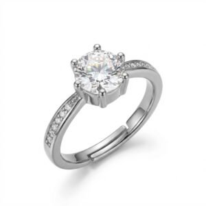 O Anel Solitário com Detalhes em Zircônias une delicadeza e sofisticação em um design atemporal. A pedra central em destaque traz brilho intenso e protagonismo à peça, enquanto as micro zircônias aplicadas ao longo da lateral do aro acrescentam um toque extra de luz e refinamento. O contraste entre a pedra principal e o brilho sutil das laterais cria um efeito elegante e harmonioso, valorizando a mão com discrição e classe.