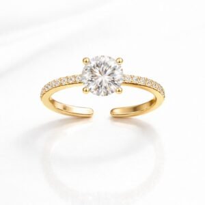 O Anel Solitário com Detalhes em Zircônias une delicadeza e sofisticação em um design atemporal. A pedra central em destaque traz brilho intenso e protagonismo à peça, enquanto as micro zircônias aplicadas ao longo da lateral do aro acrescentam um toque extra de luz e refinamento. O contraste entre a pedra principal e o brilho sutil das laterais cria um efeito elegante e harmonioso, valorizando a mão com discrição e classe.