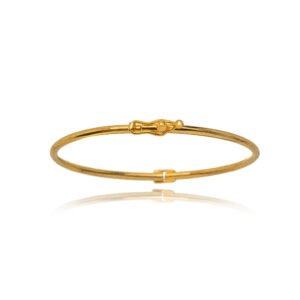 Braceletes são acessórios que causam destaque em toda composição! Modelos como esse são versáteis e ficam lindíssimos quando usado sozinhos, com pulseiras e outros braceletes mais minimalista. Bracelete texturizado e liso é maravilhoso! Use em ocasiões especiais ou até mesmo em seu dia a dia e arrase.