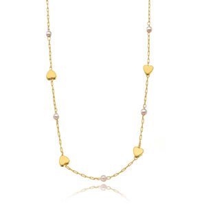 Colar lindíssimo e todo apaixonante! Ideal para deixar sua composição romântica e super leve. Um modelo de colar moderníssimo e todo delicado, perfeito para usar em ocasiões especiais para te deixar ainda mais linda e atraente! Colar composto por pérolas lisas e corações. Ideal para deixar seu visual único e com um charme intenso. Combine com brincos de coração ou pérolas para complementar sua combinação! O banho em ouro 18k causa um destaque encantador na joia. Tem que ter!