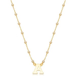 Colar lindíssimo e todo apaixonante! Ideal para deixar sua composição romântica e super leve. Um modelo de colar moderníssimo e todo delicado, perfeito para usar em ocasiões especiais para te deixar ainda mais linda e atraente! Colar composto por pérolas lisas e um lindo pingente com a inicial. Ideal para deixar seu visual único e com um charme intenso. Combine com brincos de coração ou pérolas para complementar sua combinação! O banho em ouro 18k causa um destaque encantador na joia. Tem que ter!