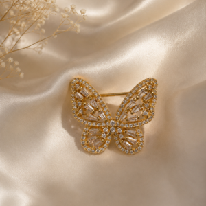 Charmoso e sofisticado, o Broche em forma de Borboleta Cravejada no Cristal Dourado combina brilho e elegância em um design moderno e delicado. Com destaque nos cravejados lapidados, a peça transmite personalidade e um toque fashion ao visual.