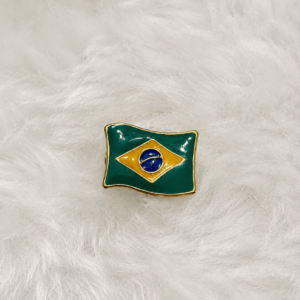 Demonstre seu patriotismo com elegância e discrição O Broche Bandeira do Brasil é a escolha ideal para quem deseja expressar orgulho nacional de forma sofisticada e versátil. Produzido em metal com acabamento esmaltado, ele oferece cores vivas, excelente definição e um visual discreto, combinando perfeitamente com diferentes estilos e ocasiões. Compacto e leve, pode ser usado em ternos, blazers, camisas, jaquetas, mochilas ou bonés, garantindo presença visual sem exageros.