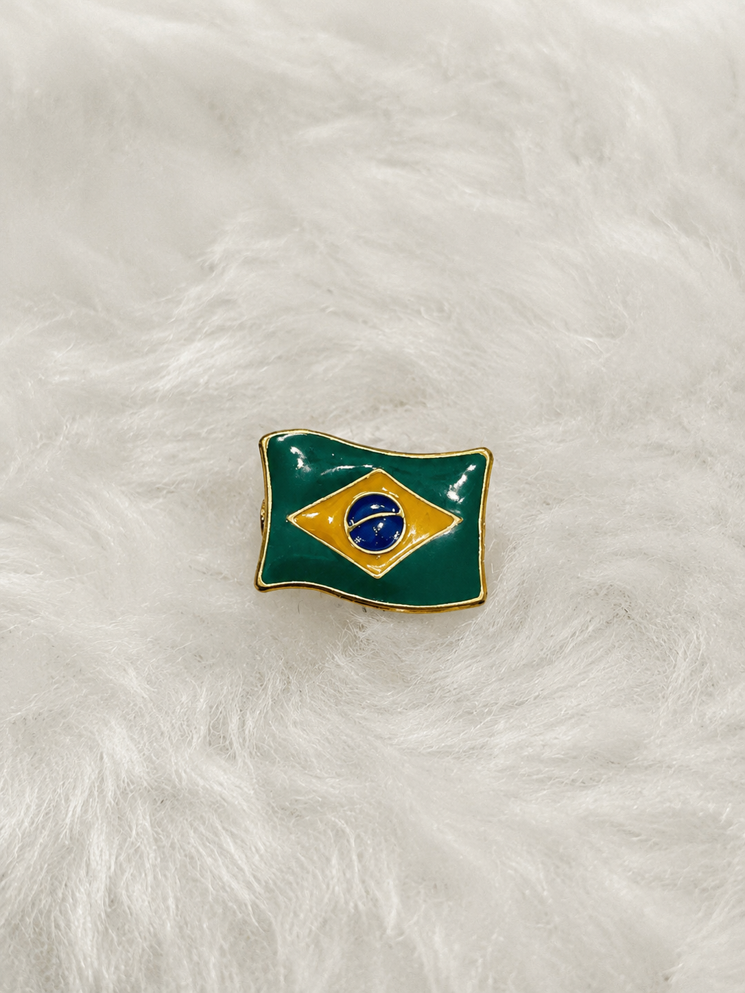 Demonstre seu patriotismo com elegância e discrição O Broche Bandeira do Brasil é a escolha ideal para quem deseja expressar orgulho nacional de forma sofisticada e versátil. Produzido em metal com acabamento esmaltado, ele oferece cores vivas, excelente definição e um visual discreto, combinando perfeitamente com diferentes estilos e ocasiões. Compacto e leve, pode ser usado em ternos, blazers, camisas, jaquetas, mochilas ou bonés, garantindo presença visual sem exageros.