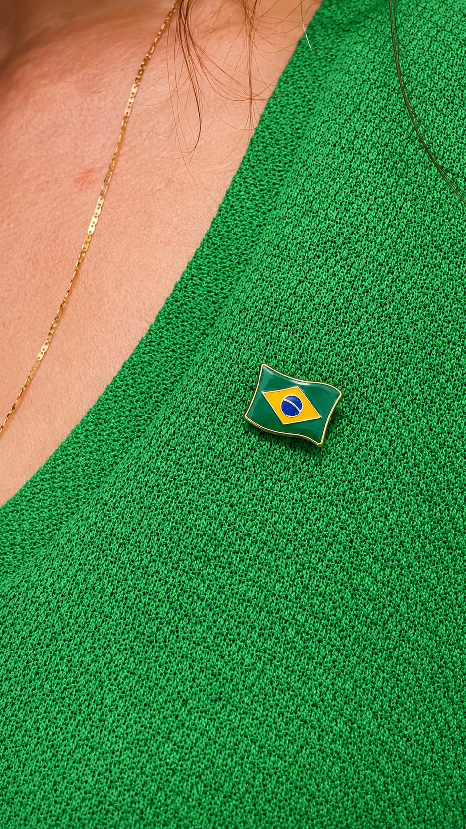 Demonstre seu patriotismo com elegância e discrição O Broche Bandeira do Brasil é a escolha ideal para quem deseja expressar orgulho nacional de forma sofisticada e versátil. Produzido em metal com acabamento esmaltado, ele oferece cores vivas, excelente definição e um visual discreto, combinando perfeitamente com diferentes estilos e ocasiões. Compacto e leve, pode ser usado em ternos, blazers, camisas, jaquetas, mochilas ou bonés, garantindo presença visual sem exageros.