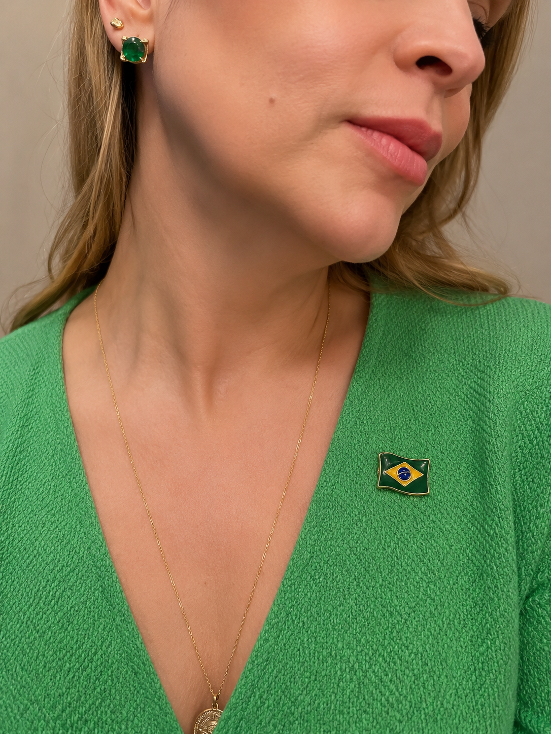 Demonstre seu patriotismo com elegância e discrição O Broche Bandeira do Brasil é a escolha ideal para quem deseja expressar orgulho nacional de forma sofisticada e versátil. Produzido em metal com acabamento esmaltado, ele oferece cores vivas, excelente definição e um visual discreto, combinando perfeitamente com diferentes estilos e ocasiões. Compacto e leve, pode ser usado em ternos, blazers, camisas, jaquetas, mochilas ou bonés, garantindo presença visual sem exageros.