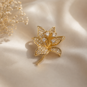 Charmoso e sofisticado, o Broche forma de um Buquê cravejado no Cristal Dourado combina brilho e elegância em um design moderno e delicado. Com destaque nos cravejados lapidados, a peça transmite personalidade e um toque fashion ao visual.