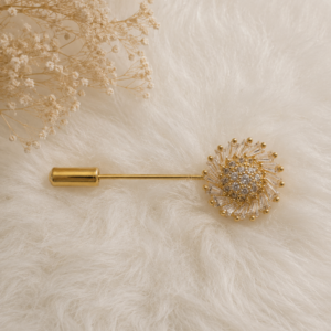 Charmoso e sofisticado, o Broche Girassol Cristal Dourado combina brilho e elegância em um design moderno e delicado. Com destaque nos cravejados lapidados, a peça transmite personalidade e um toque fashion ao visual.