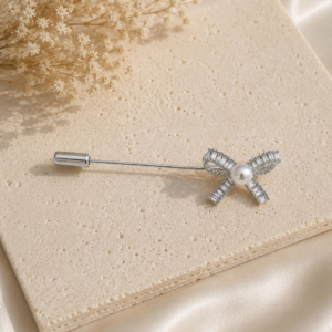 Charmoso e sofisticado, o Broche Laço Cristal Dourado combina brilho e elegância em um design moderno e delicado. Com destaque nos cravejados lapidados, a peça transmite personalidade e um toque fashion ao visual.