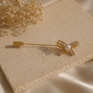 Charmoso e sofisticado, o Broche Laço Cristal Dourado combina brilho e elegância em um design moderno e delicado. Com destaque nos cravejados lapidados, a peça transmite personalidade e um toque fashion ao visual.