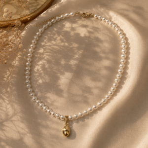 Choker lindíssimo e todo apaixonante! Ideal para deixar sua composição romântica e super leve. Um modelo de colar moderníssimo e todo delicado, perfeito para usar em ocasiões especiais para te deixar ainda mais linda e atraente! Colar composto por pérolas lisas e um lindo pingente com a inicial. Ideal para deixar seu visual único e com um charme intenso. Combine com brincos de coração ou pérolas para complementar sua combinação! O banho em ouro 18k causa um destaque encantador na joia. Tem que ter!