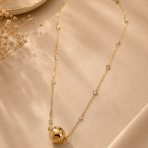 O Colar com Pingente de Bola e com Pontos de Luz de Zircônias folheado em ouro 18k é uma joia versátil e atemporal, que certamente se tornará um item querido em sua coleção. Seja para presentear alguém especial ou para se presentear, essa joia é uma escolha encantadora que certamente irá impressionar.
