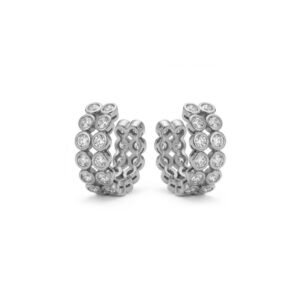Piercing Fake Duplo de Zircônias, desenvolvido para oferecer brilho equilibrado e visual elegante. O formato compacto proporciona conforto no uso e fácil combinação com diferentes estilos. Modelo ideal para quem busca um brinco feminino sofisticado, perfeito para uso diário ou para composições refinadas.