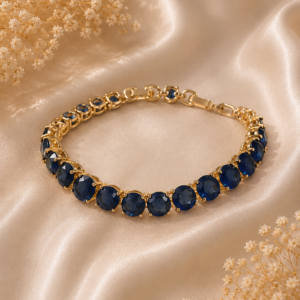 Pulseiras são acessórios que causam destaque em toda composição! Modelos como esse são versáteis e ficam lindíssimos quando usado sozinhos, com braceletes, ou até mesmo com outros modelos de pulseiras mais minimalista. Pulseira texturizado e liso é maravilhoso! Use em ocasiões especiais ou até mesmo em seu dia a dia e arrase na composição.