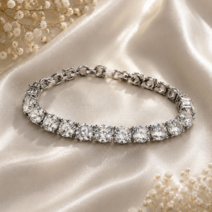 Pulseiras são acessórios que causam destaque em toda composição! Modelos como esse são versáteis e ficam lindíssimos quando usado sozinhos, com braceletes, ou até mesmo com outros modelos de pulseiras mais minimalista. Pulseira texturizado e liso é maravilhoso! Use em ocasiões especiais ou até mesmo em seu dia a dia e arrase na composição.
