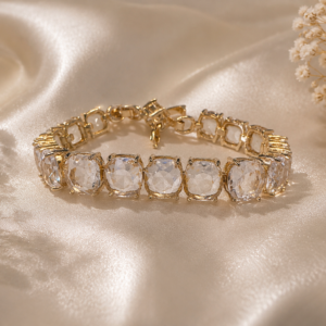 Pulseiras são acessórios que causam destaque em toda composição! Modelos como esse são versáteis e ficam lindíssimos quando usado sozinhos, com braceletes, ou até mesmo com outros modelos de pulseiras mais minimalista. Pulseira texturizado e liso é maravilhoso! Use em ocasiões especiais ou até mesmo em seu dia a dia e arrase na composição.